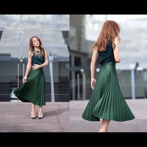 Zara Emerald Pleated Skirt (Perfect for Fall/Winter)